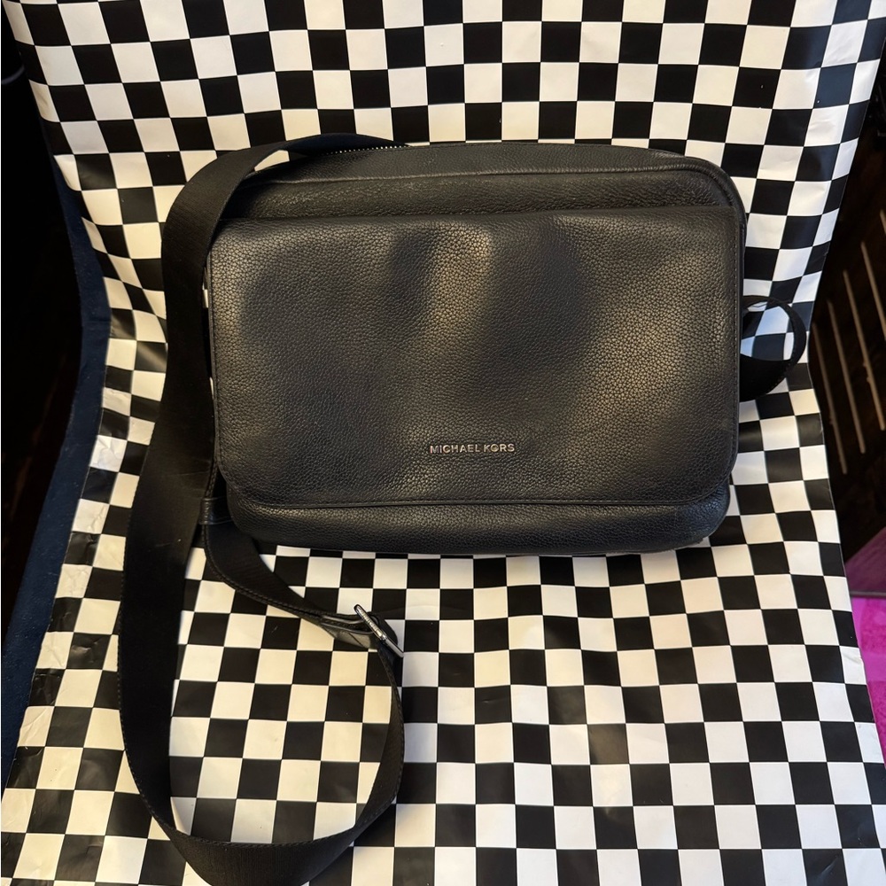 Michael Kors Black Messenger Bag Sleek Design